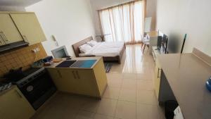 Kleines Zimmer mit einer Küche und einem Bett in der Unterkunft Cozy Studio On The Beach in Ras al Khaimah