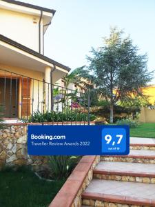una casa con un cartel que lee premios de revisión de propiedades a puerta en Rosa's House - zona ospedaliera en Cagliari