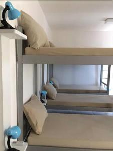 Łóżko lub łóżka piętrowe w pokoju w obiekcie Hostel Pajuçara