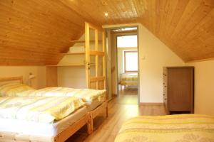 Ένα ή περισσότερα κρεβάτια σε δωμάτιο στο Chalupa Nové Losiny