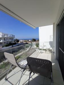d'un balcon avec des chaises et une vue sur l'océan. dans l'établissement Dimora Birardi, à Polignano a Mare