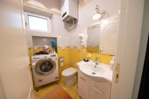 a bathroom with a washing machine and a sink at La Preferita del Doge in Atrani