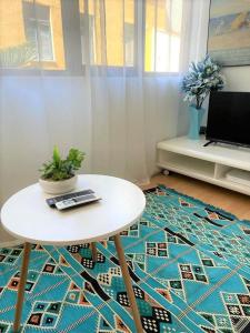 TV a/nebo společenská místnost v ubytování Oasis City Center