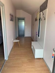 Una habitación vacía con una escalera y una mesa. en R i A N A 2, en Eforie Sud