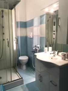 A bathroom at Villa Le Vignole