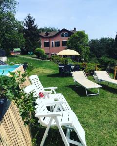 A garden outside Villa Le Vignole