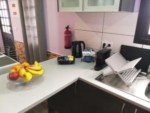 uma taça de fruta num balcão na cozinha em Village Center Two Bedroom Apartment em Porto Moniz
