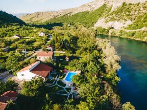 BunaにあるVilla Ganaの川の横の家の空見