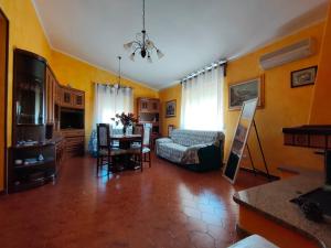 sala de estar con sofá y mesa en Villa dei Ginepri, en Badesi