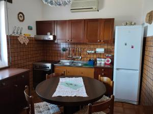 A kitchen or kitchenette at Villa dei Ginepri