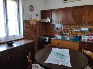 A kitchen or kitchenette at Villa dei Ginepri