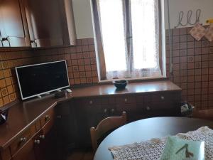 A television and/or entertainment centre at Villa dei Ginepri