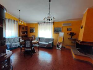 A seating area at Villa dei Ginepri