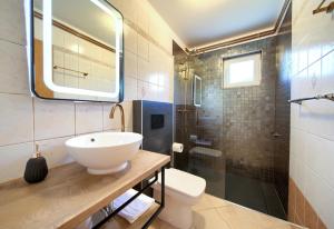 łazienka z umywalką i toaletą w obiekcie Apartments Adria Danka w Krku +37 zdjęć