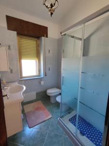 A bathroom at Villa dei Ginepri