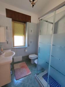 A bathroom at Villa dei Ginepri Még 22 kép