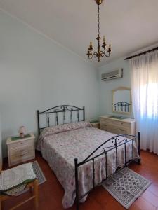 A bed or beds in a room at Villa dei Ginepri