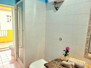uma casa de banho com um chuveiro, um WC e um lavatório. em Appartamento a Pula in zona residenziale em Pula