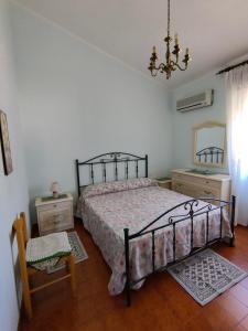 A bed or beds in a room at Villa dei Ginepri