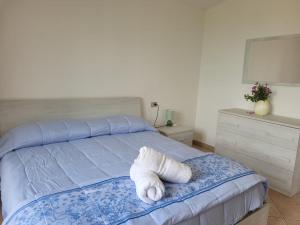 um quarto com uma cama com uma toalha branca em Appartamento a Pula in zona residenziale em Pula