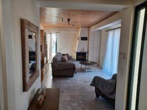 een woonkamer met een bank en een tafel bij PALMAR CLUB - Villa EMMANUELA in Marathón