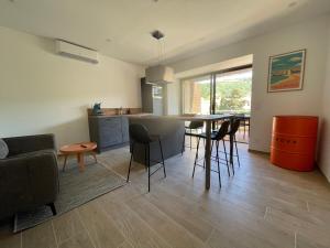 een keuken en een woonkamer met een tafel en stoelen bij Ibanova Appartements in Collioure