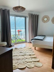 Postel nebo postele na pokoji v ubytování Superbe Appartement avec vue sur le Lac du Bourget