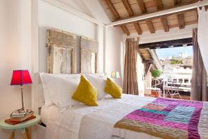 A bed or beds in a room at Casa Fabbrini Boutique B&B
