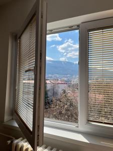 d'une fenêtre avec vue sur la montagne. dans l'établissement OLE apartment III - in the city center, à Skopje