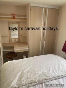 Säng eller sängar i ett rum på Taylor's Caravan Holiday's 9 berth