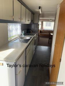 インゴールドメルズにあるTaylor's Caravan Holiday's 9 berthのキッチン(シンク、カウンタートップ付)