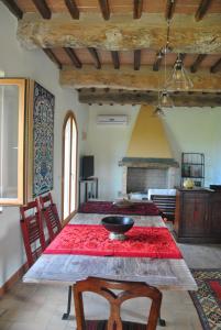 een eetkamer met een tafel en een open haard bij Podere La Villa in Vergelle