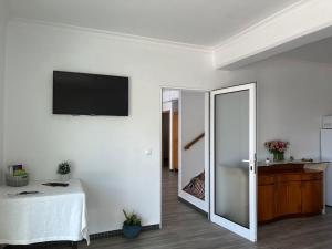 TV a/nebo společenská místnost v ubytování Casa Luz - Arco da Calheta