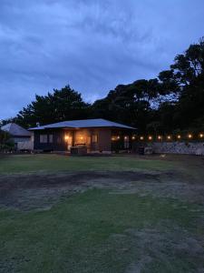 Fotografie z fotogalerie ubytování Big Island Base ビッグアイランドベースPrivate Villa with Outdoor Sauna and BBQ 伊豆大島 貸切 v destinaci Oshima