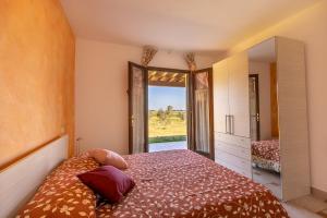 ein Schlafzimmer mit einem Bett und einem großen Fenster in der Unterkunft Agriturismo Gli Etruschi in Populonia + 86 Fotos