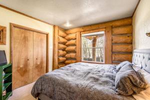 Postel nebo postele na pokoji v ubytování Pinedale Cabin