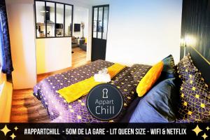 een kamer met een bank met een chill-bord erop bij Appart Chill & Work - 50m Gare de Valenciennes in Valenciennes