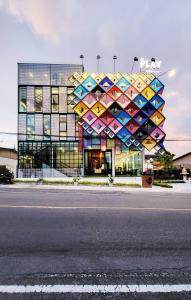 um edifício com muitas portas coloridas sobre ele em Play Poshtel & Cafe' em Krabi