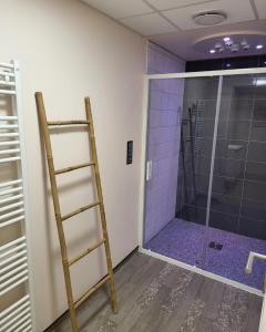 A bathroom at Hôtel Causse Comtal Rodez, The Originals Relais
