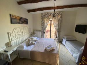 a bedroom with two beds and a window at Patrizia Casa Vacanze in Sant'Agnello