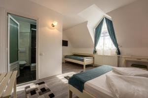 a bedroom with a bed and a bathroom at Palas Boutique in Sighişoara