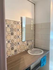 a bathroom with a sink and a mirror at Quinta de Areias in Crespos