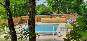 una piscina en un patio con un edificio en ENTRE LOIRE ET CHER Grand Gîte "Côté Tilleul" en Tour-en-Sologne