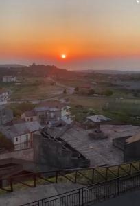 einen Sonnenuntergang über einer kleinen Stadt bei Sonnenuntergang in der Unterkunft B&B L'Alba in Gagliato