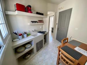 Кухня или мини-кухня в Pelagias Apartments
