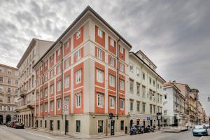um grande edifício na esquina de uma rua em Taste of Trieste Center em Trieste