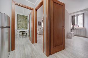 um corredor com uma porta de madeira e uma cozinha em Taste of Trieste Center em Trieste