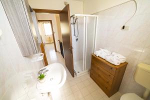 a bathroom with a sink and a shower and a toilet at Villetta a schiera Orchidea in Eraclea Mare
