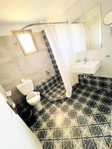 オリンピアキ・アクティにあるAqua Beachfront Elegant Hotelのバスルーム(トイレ、洗面台付)