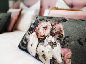 A bed or beds in a room at Cha Cha de Loup Luxe B&B - Vakantiewoning